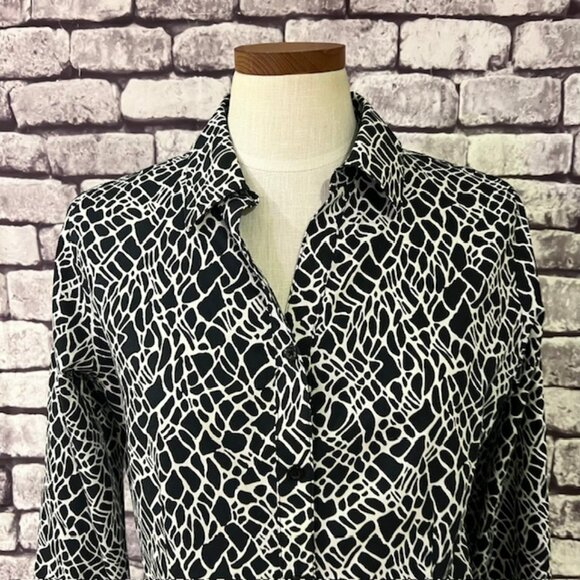 Chico's Black & White No-Iron Button Down Blouse Size M - Picture 2 of 9